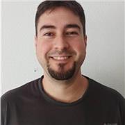 Adapto mis clases a los niveles de cada alumno en el proceso educativo y su crecimiento. Todo ello, tratando de reforzar su pensamiento critico y competencias.